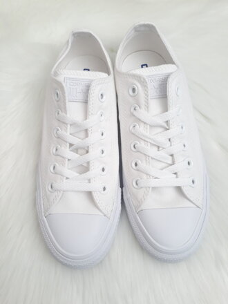 Čistobiele converse bez zdobenia