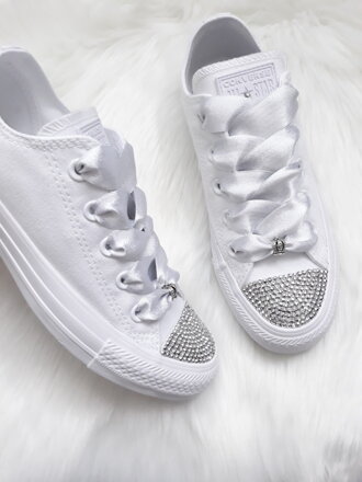 Čistobiele converse, strieborný crystal