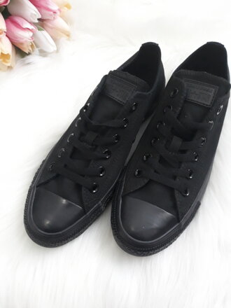 Celé čierne converse bez zdobenia
