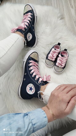 Tmavomodré Converse, Pink snurky