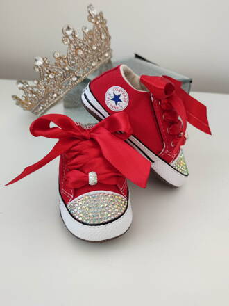 Červené capačky converse