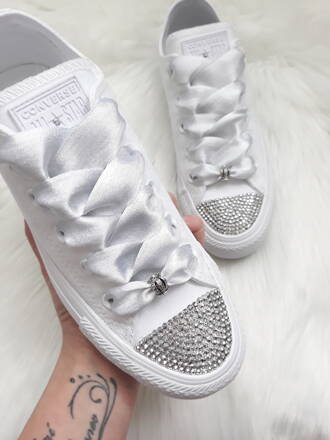 Čistobiele converse, strieborný crystal